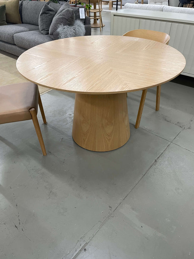 GLOBEWEST CLASSIQUE ROUND DINING TABLE - EX FLOOR STOCK