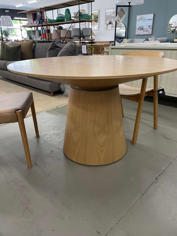 GLOBEWEST CLASSIQUE ROUND DINING TABLE - EX FLOOR STOCK